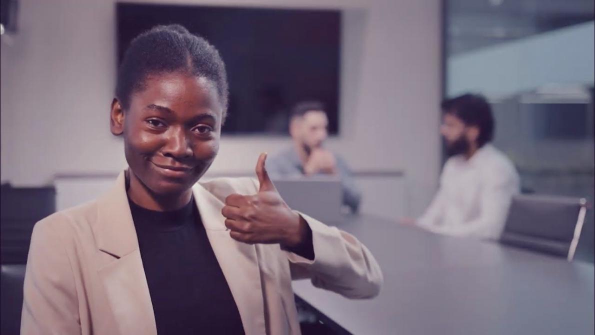 Ambiente de aprendizagem colaborativa com participantes em workshop prático