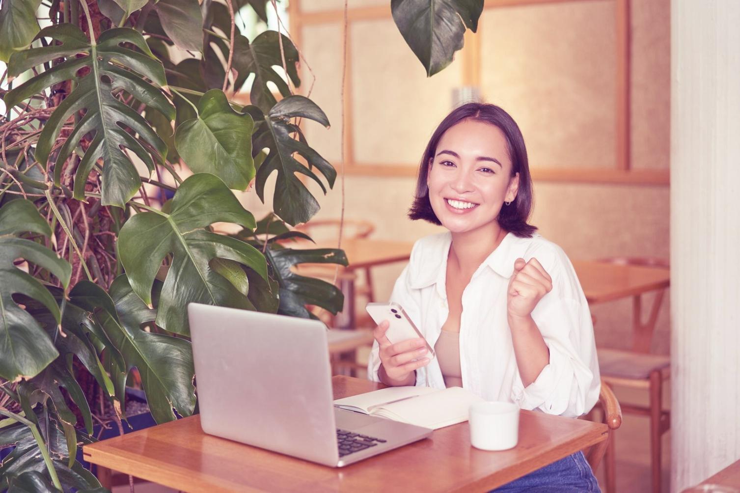 Participantes envolvidos em workshops práticos de estratégia de conteúdo SEO