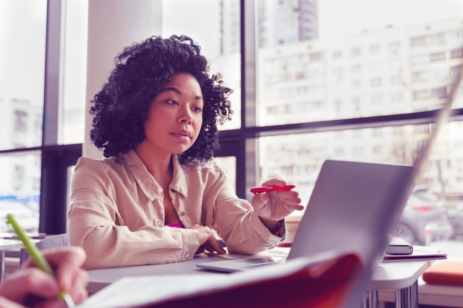 Workshop colaborativo com participantes envolvidos em atividades práticas