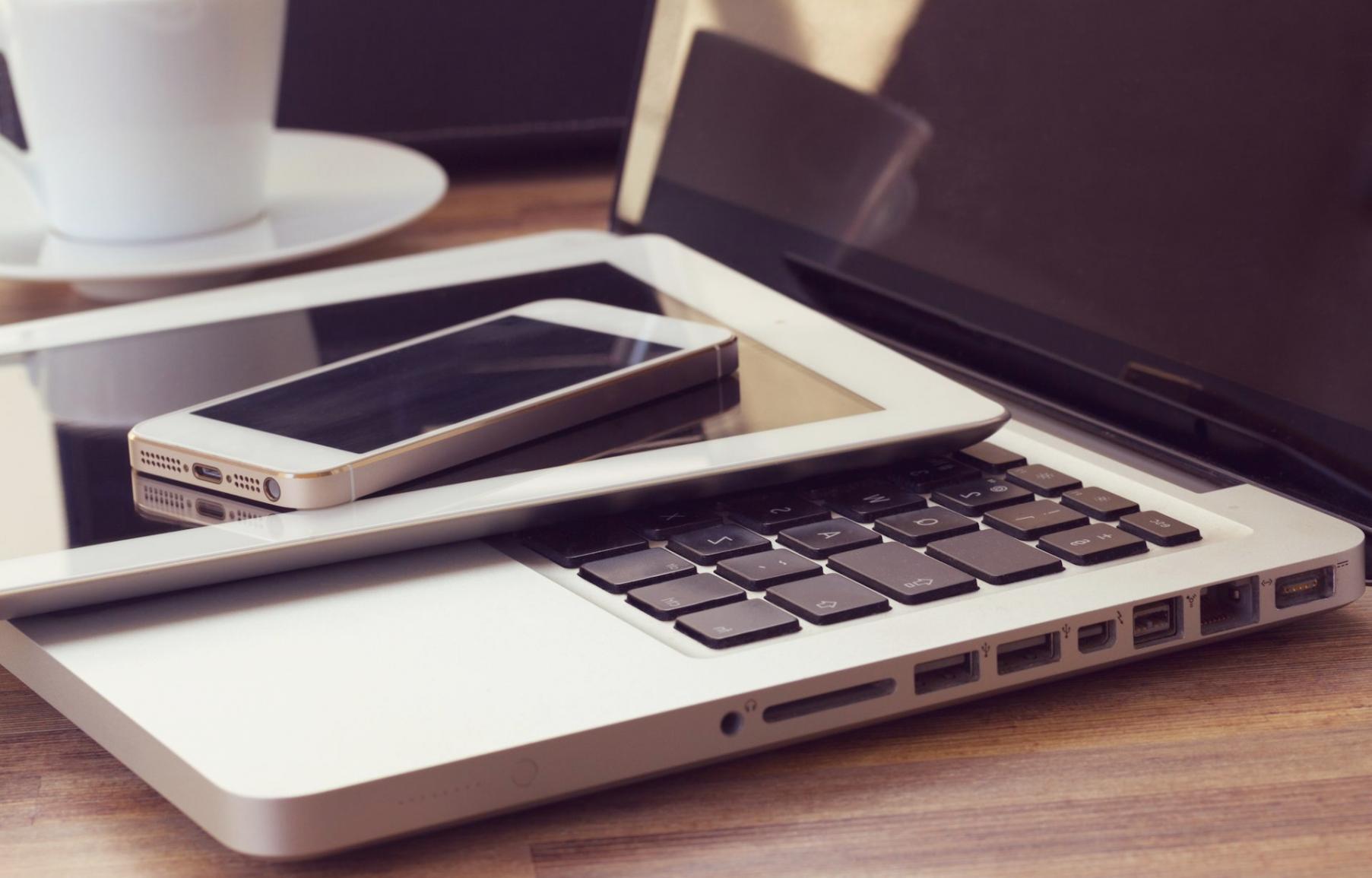 Equipa a colaborar em projeto digital