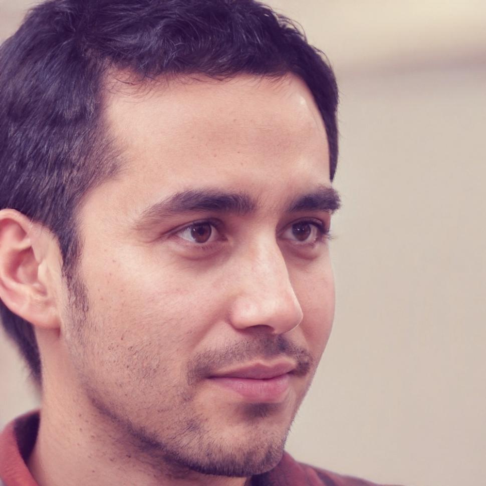 Retrato de membro da equipa em ambiente de trabalho